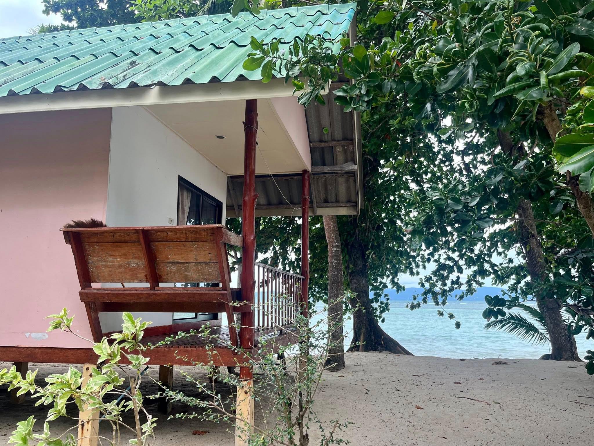Beachfront bungalow for a 1-ye...